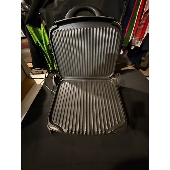 George Foreman Double Champion Indoor Outdoor Electric Grill Mod-GGR62 - Picture 2 of 6